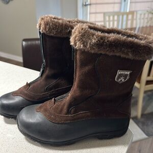 Kamik winter/snow boots. Size 8 waterproof only worn once. Very nice very warm.